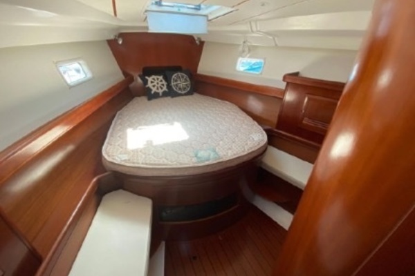 2003 Beneteau 423 VIP island berth
