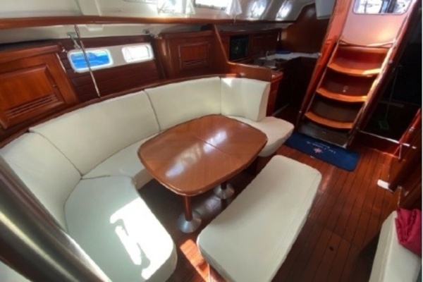 2003 Beneteau 423 starboard salon settee