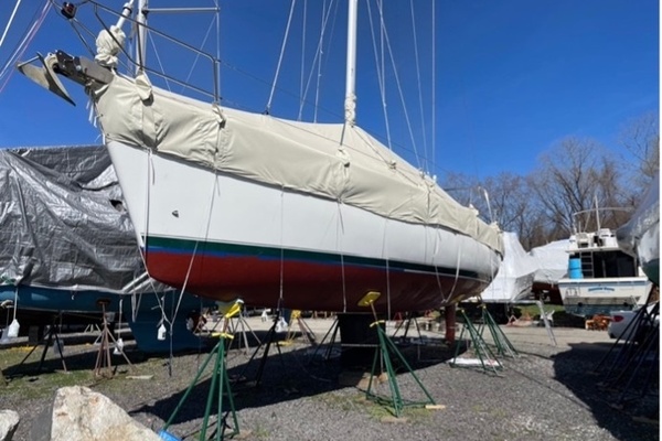 2003 Beneteau 423 with winter cover