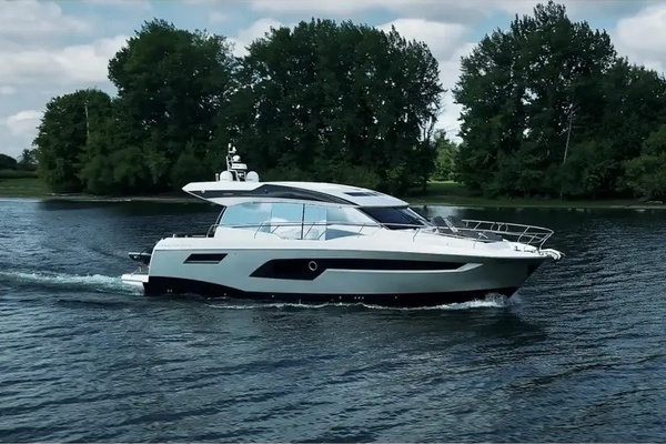 2018 Present Yachts 52