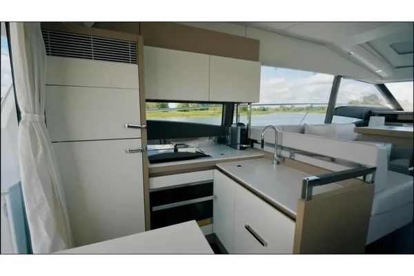 2018 Present Yachts 52