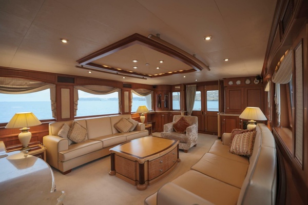 Salon Port Side