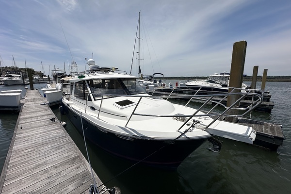Photo of the 2016 Cutwater C-28 LE "Seahorse"