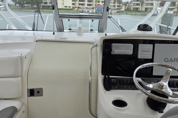 32ft Boston Whaler Yacht For Sale