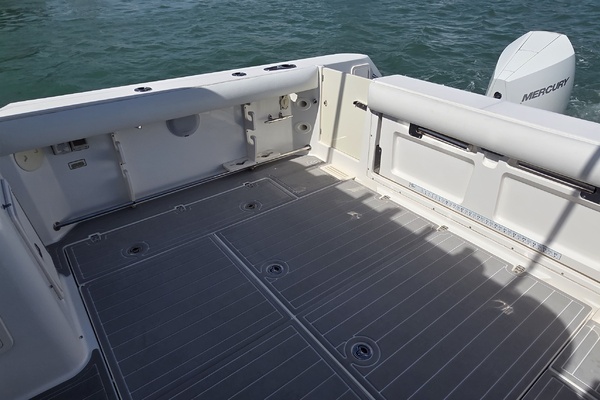 32ft Boston Whaler Yacht For Sale