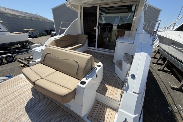 2016 Cruisers Yachts 41