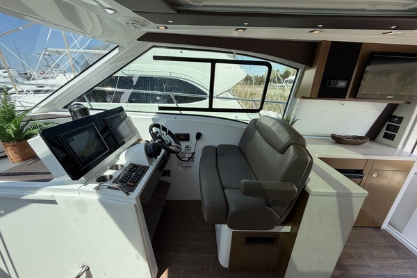 2016 Cruisers Yachts 41