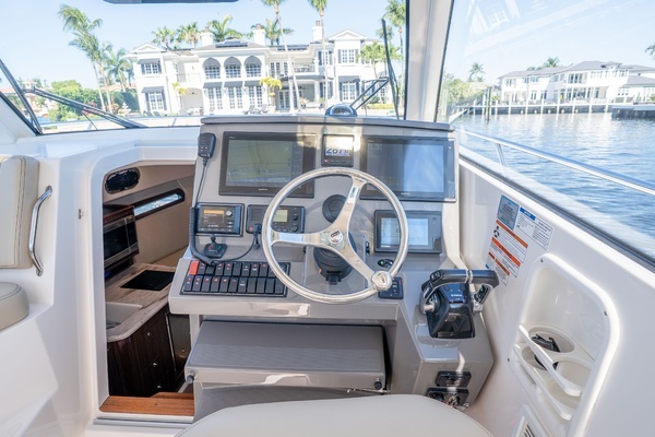 2018 Pursuit 34