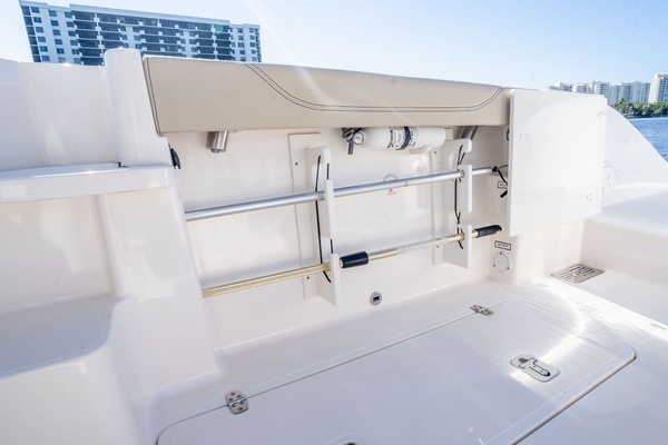 2018 Pursuit 34