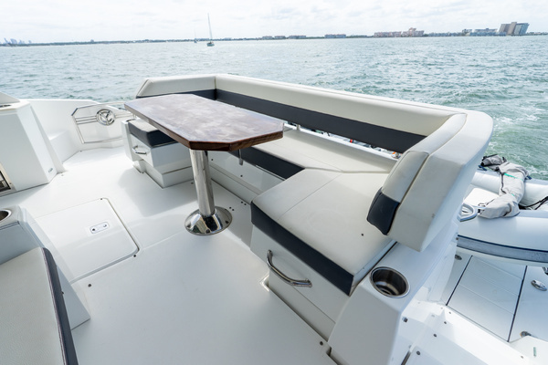 2018 Cruisers Yachts 50