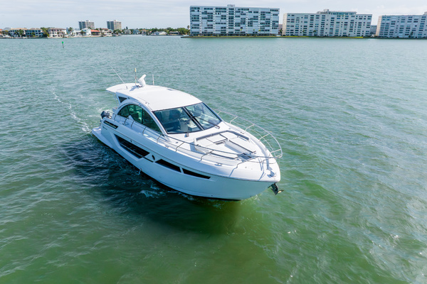 2018 Cruisers Yachts 50