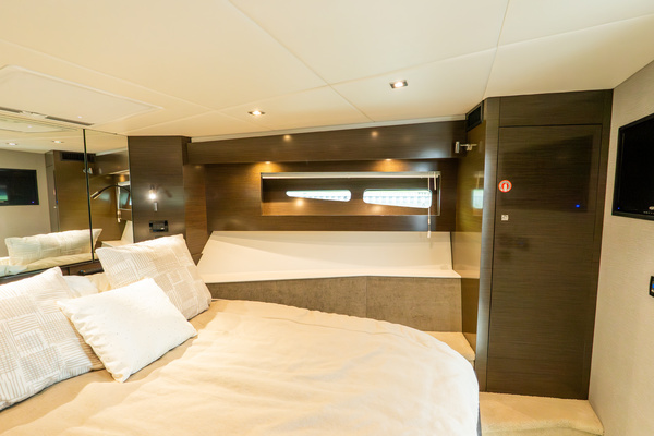 2018 Cruisers Yachts 50
