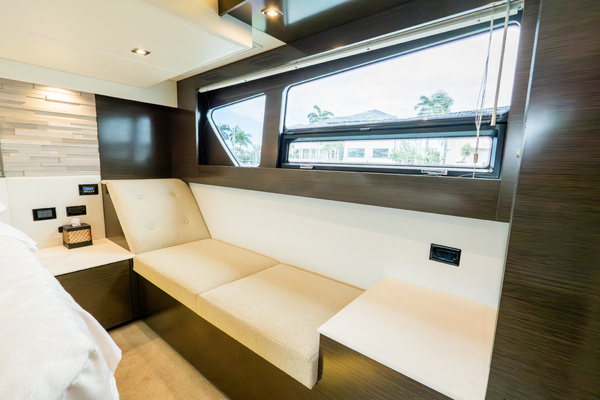 2018 Cruisers Yachts 50