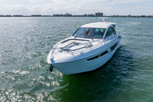2018 Cruisers Yachts 50