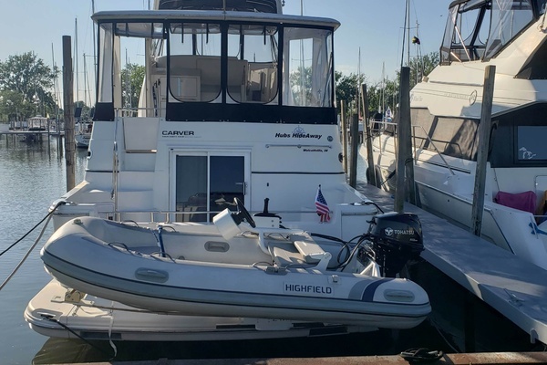 2005 Carver 44