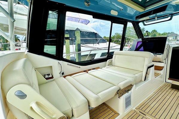 40ft Boston Whaler Yacht For Sale