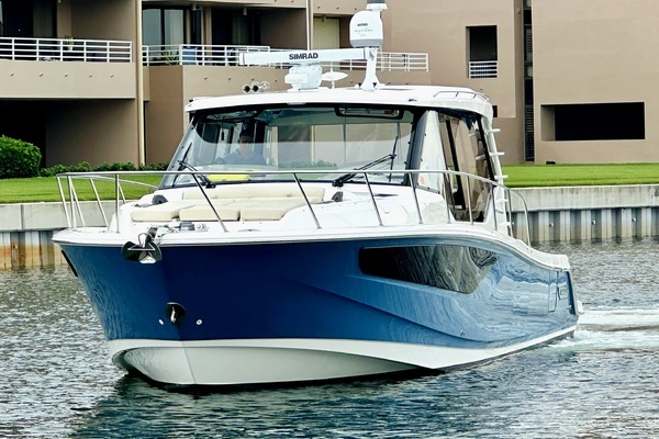 2023 Boston Whaler 40