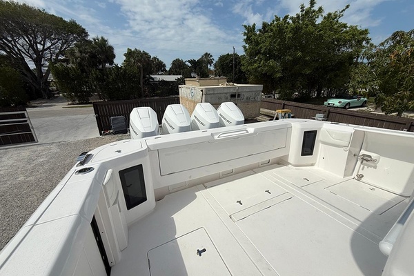 Cockpit (aft bench seat folded)