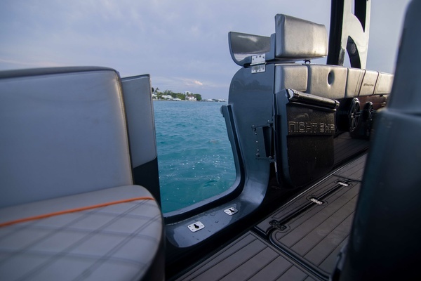 2019 Midnight Express 43