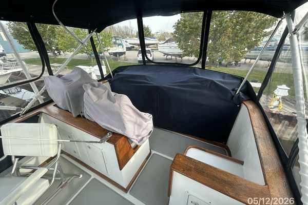 36' Monk flybridge covered