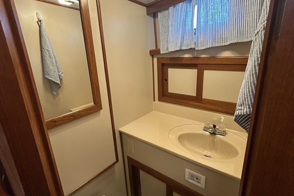 36' Monk guest stateroom head