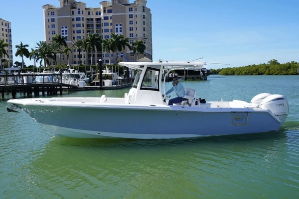 Photo of the 2026 Sea Hunt Ultra 305SE