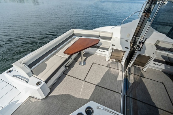 2022 Cruisers Yachts 46