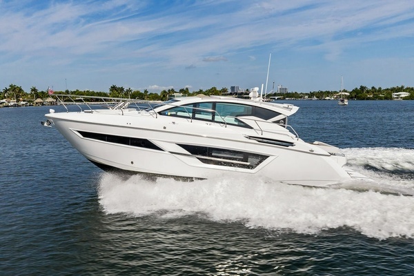 2022 Cruisers Yachts 46
