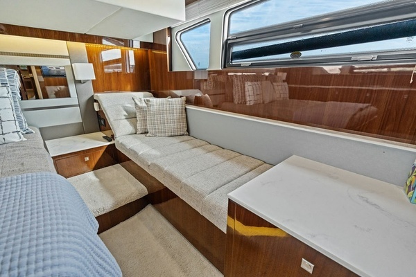 2022 Cruisers Yachts 46