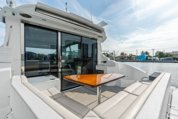 2022 Cruisers Yachts 46