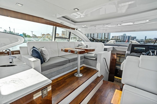 2022 Cruisers Yachts 46