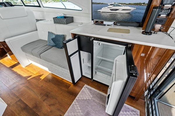 2022 Cruisers Yachts 46