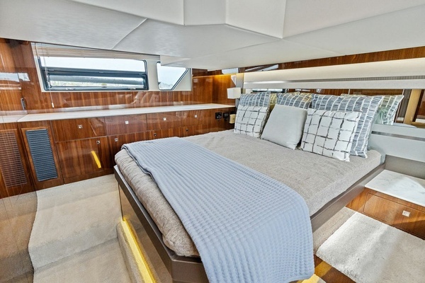 2022 Cruisers Yachts 46