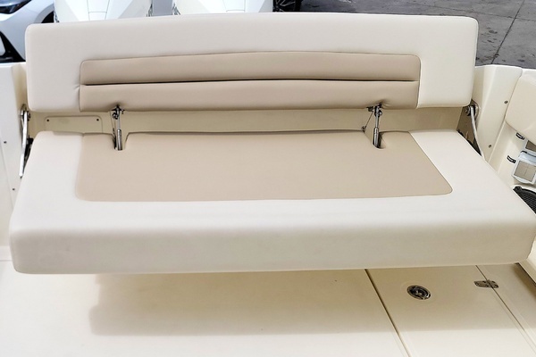 2022 Boston Whaler 32