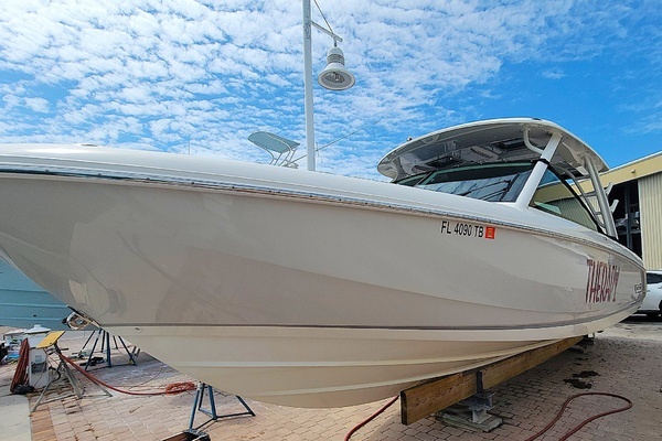 2022 Boston Whaler 32