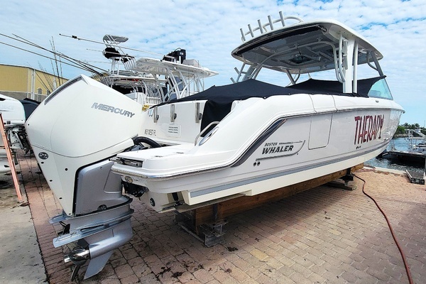 2022 Boston Whaler 32