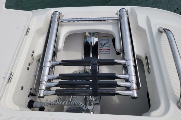 2022 Boston Whaler 32