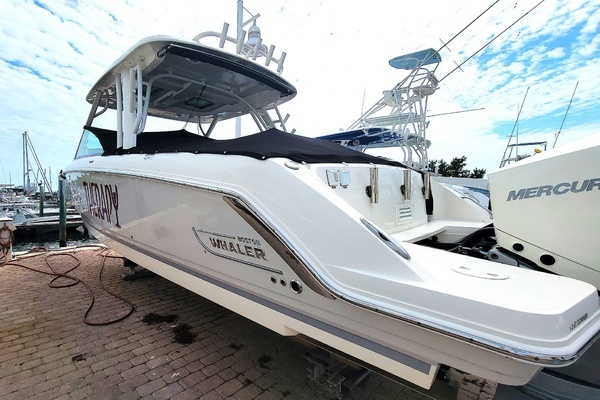 2022 Boston Whaler 32
