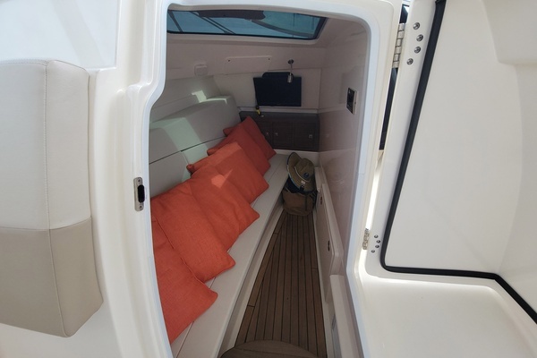 2022 Boston Whaler 32