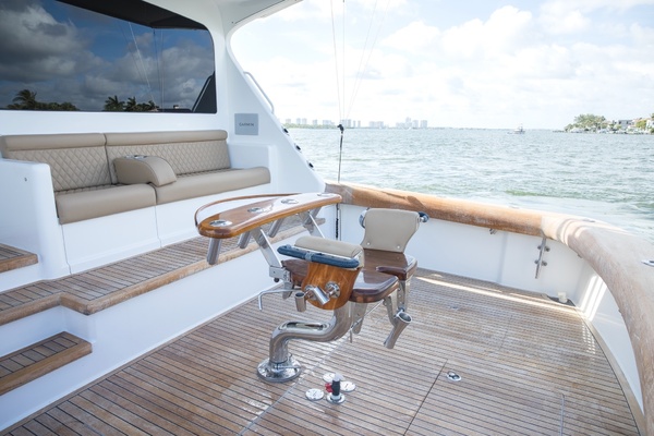 Viking 60 DEBS JEM - Cockpit
