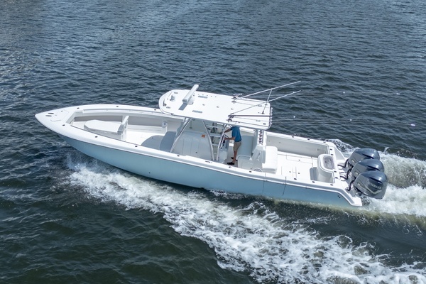 2017 Invincible 39