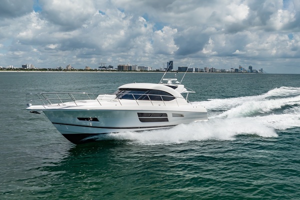 Photo of the 2016 Riviera 5000 Sport Yacht