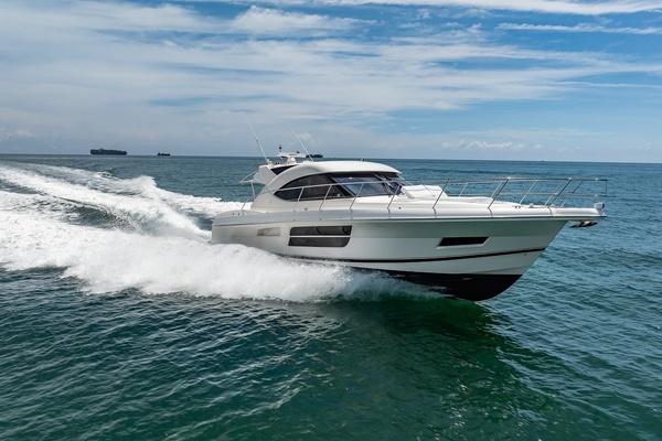 Photo of the 2016 Riviera 5000 Sport Yacht