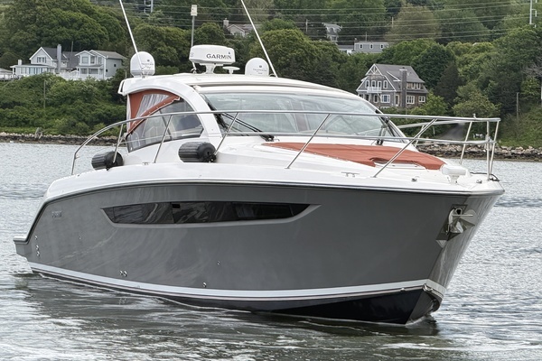 2016 Pursuit 36