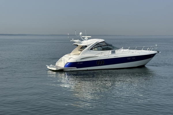 Photo of the 2006 Cruisers Yachts 520 Express