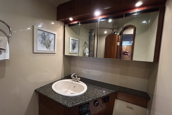 2006 Cruisers Yachts 52