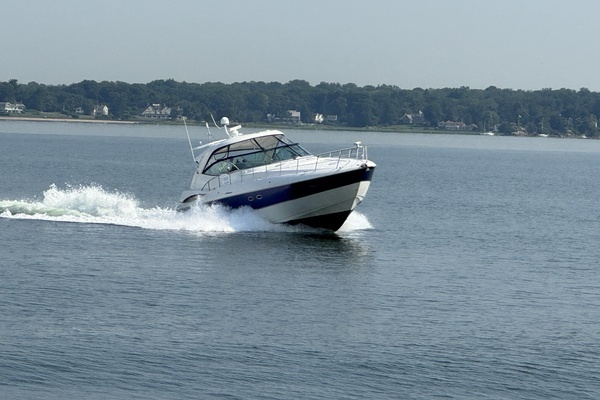 Photo of the 2006 Cruisers Yachts 520 Express