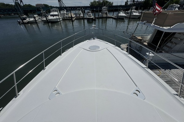 2006 Cruisers Yachts 52