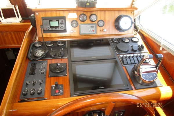 43' Menorquin pilothouse helm2