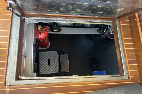 43' Menorquin engine room access